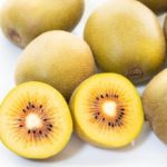 中心部から鮮やかな「赤色」が放射状に広がっている、レインボーレッドキウイ