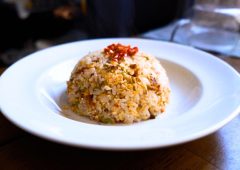 その赤は、食卓を変える魔法。野島自然農園の『旨辛ガーリックチリソース』で、いつもの料理が〝ご馳走〟になる。