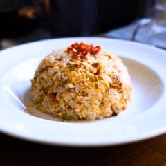 その赤は、食卓を変える魔法。野島自然農園の『旨辛ガーリックチリソース』で、いつもの料理が〝ご馳走〟になる。